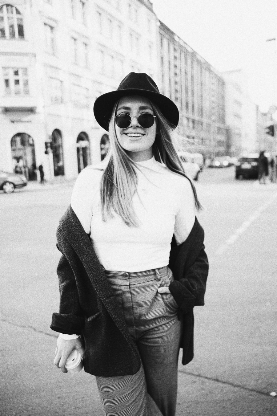 ootd-outfit-streetstyle-funktionschnitt-rominamey-coffee-portrait-smile-bw